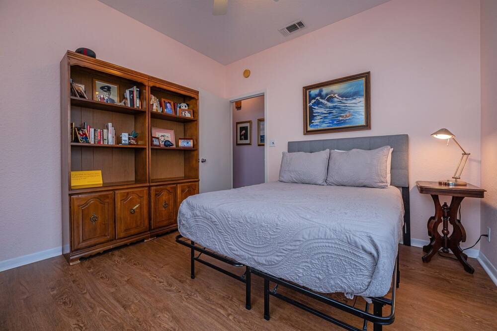 Photo of Bedroom in Harbor Oaks