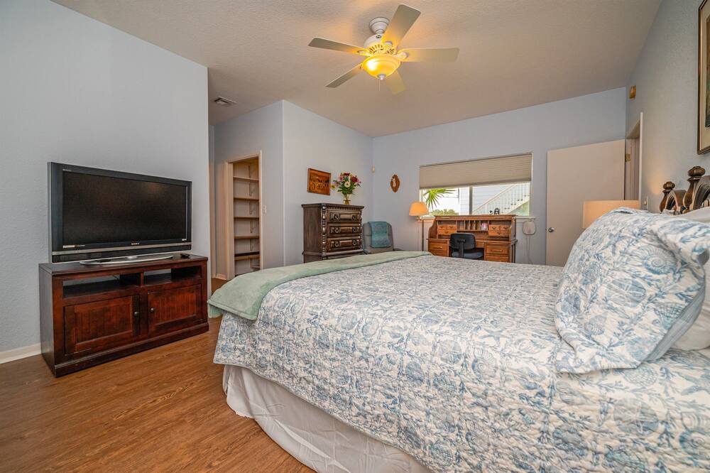 Photo of Bedroom in Harbor Oaks