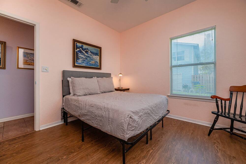 Photo of Bedroom in Harbor Oaks