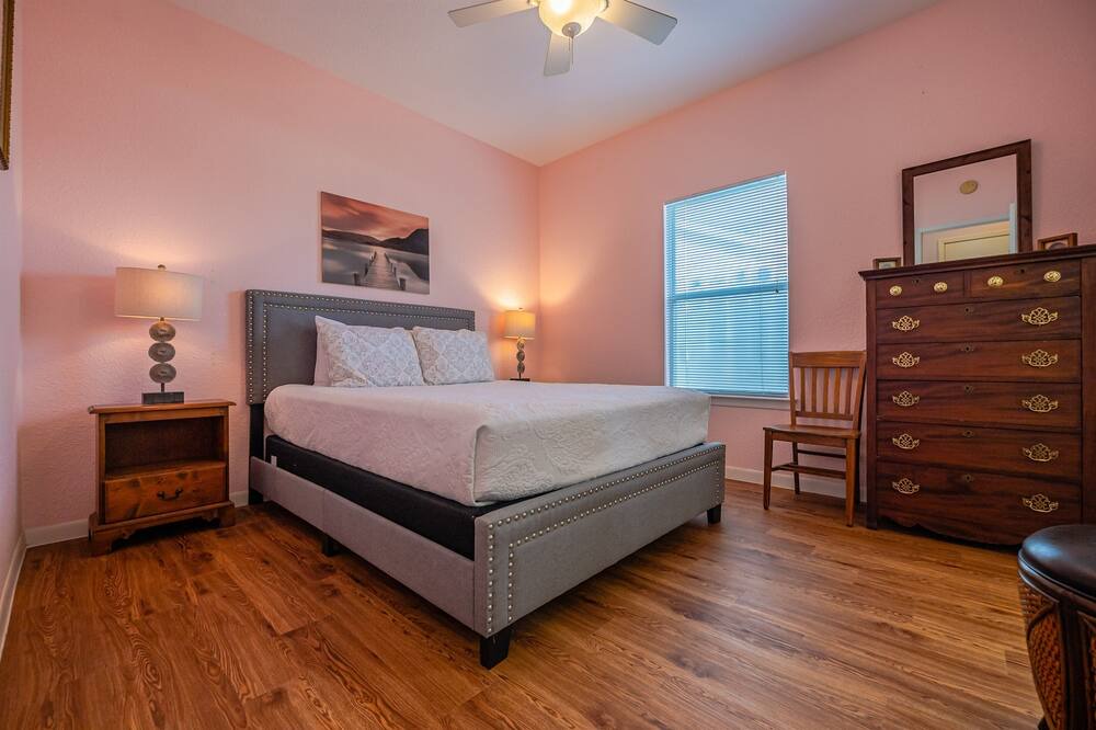 Photo of Bedroom in Harbor Oaks
