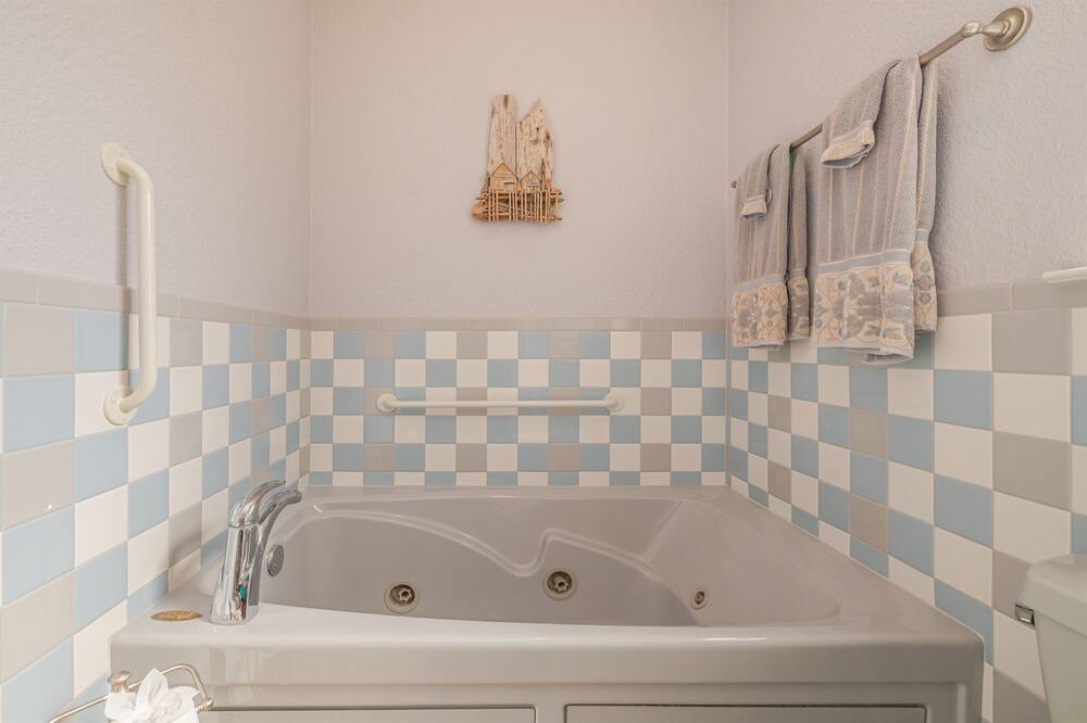 Photo of Bathroom in Harbor Oaks
