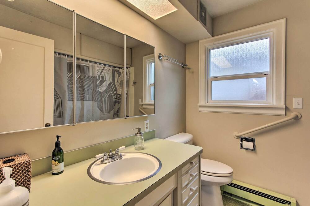 Photo of Bathroom in College Hill