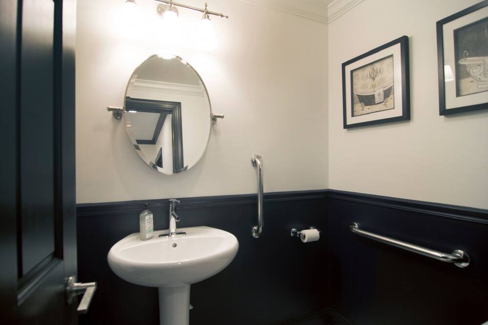 Photo of Bathroom in Lake Catherine