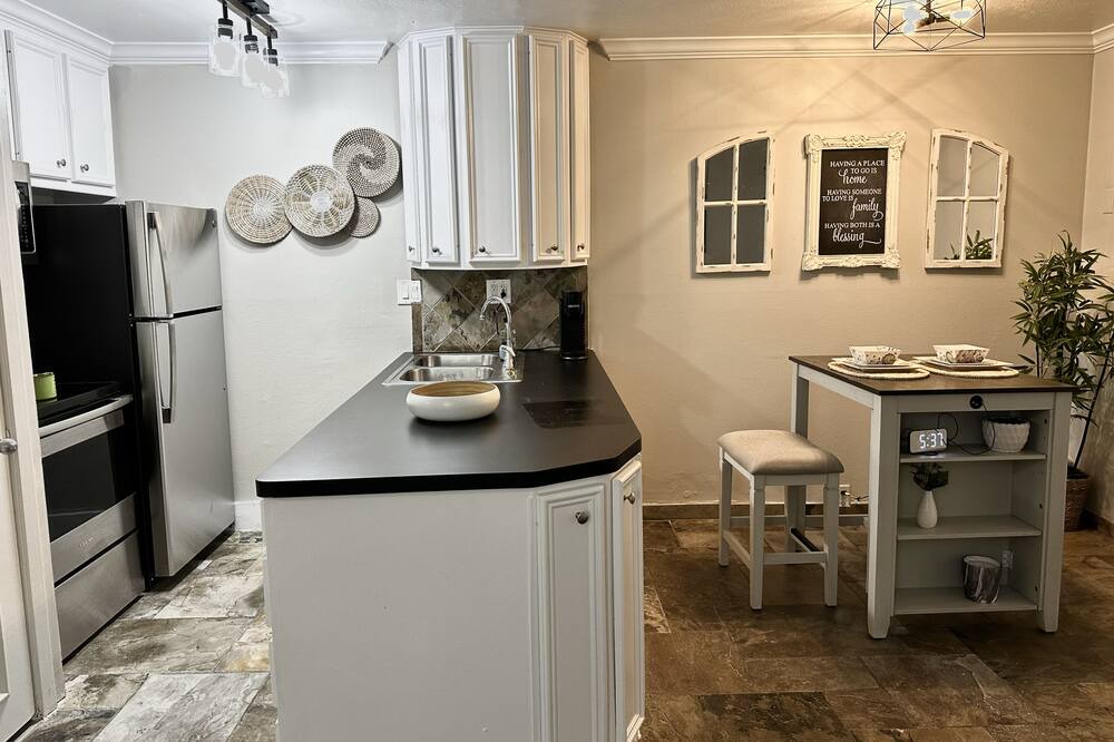 Photo of Kitchen in Greenway Plaza-Upper Kirby