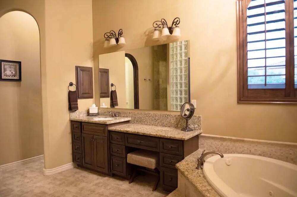 Photo of Bathroom in Pinnacle Peak