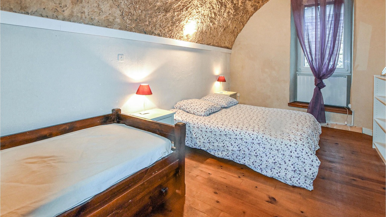 Photo of Others in Aurel