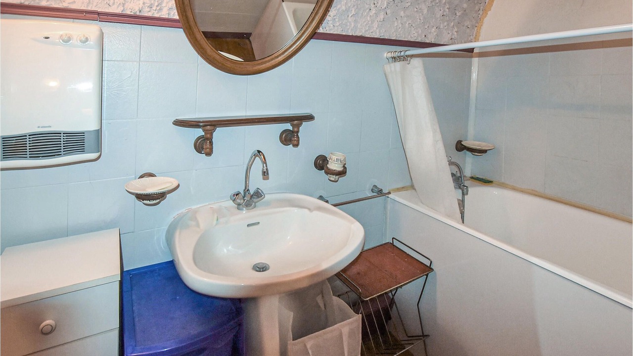 Photo of Others in Aurel