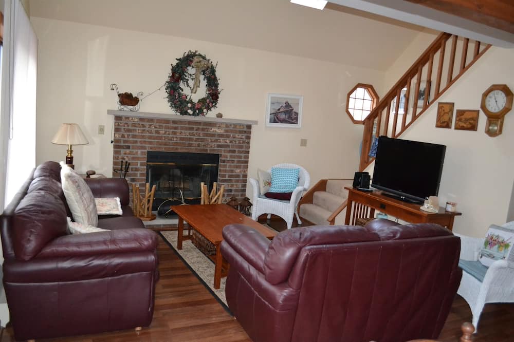 Photo of Livingroom in Higgins Lake