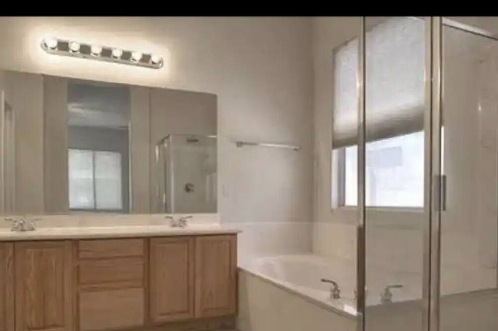 Photo of Bathroom in Fox Crossing
