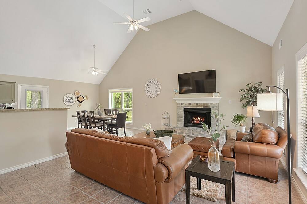 Photo of Livingroom in College Station