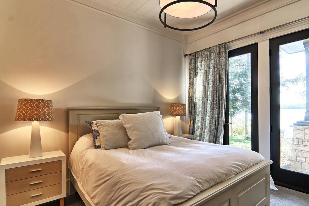 Photo of Bedroom in Muskoka Lakes