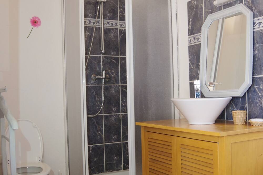Photo of Bathroom in Saint-Laurent-des-Arbres