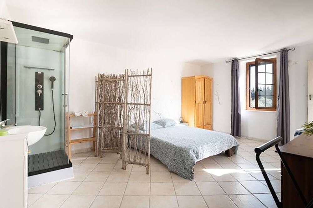 Photo of Bedroom in Saint-Laurent-des-Arbres