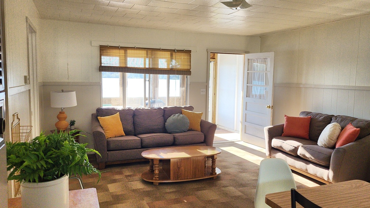 Photo of Livingroom in White Cloud