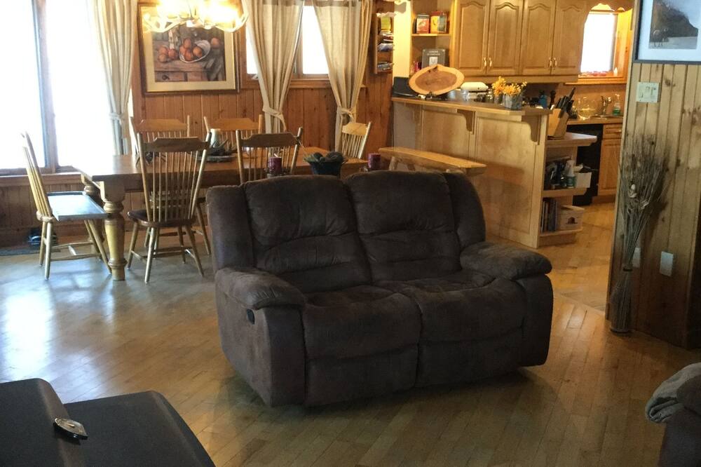 Photo of Livingroom in McMurrich/Monteith