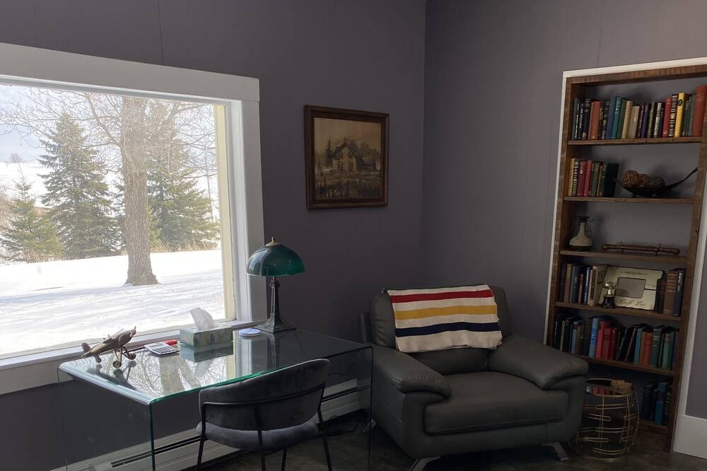 Photo of Bedroom in Mono
