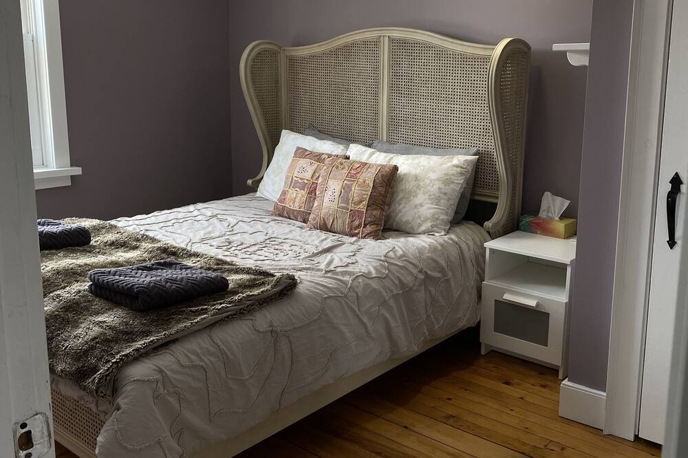 Photo of Bedroom in Mono