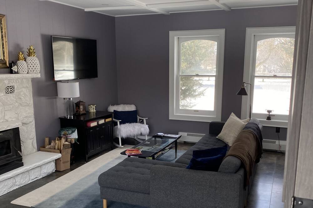 Photo of Livingroom in Mono