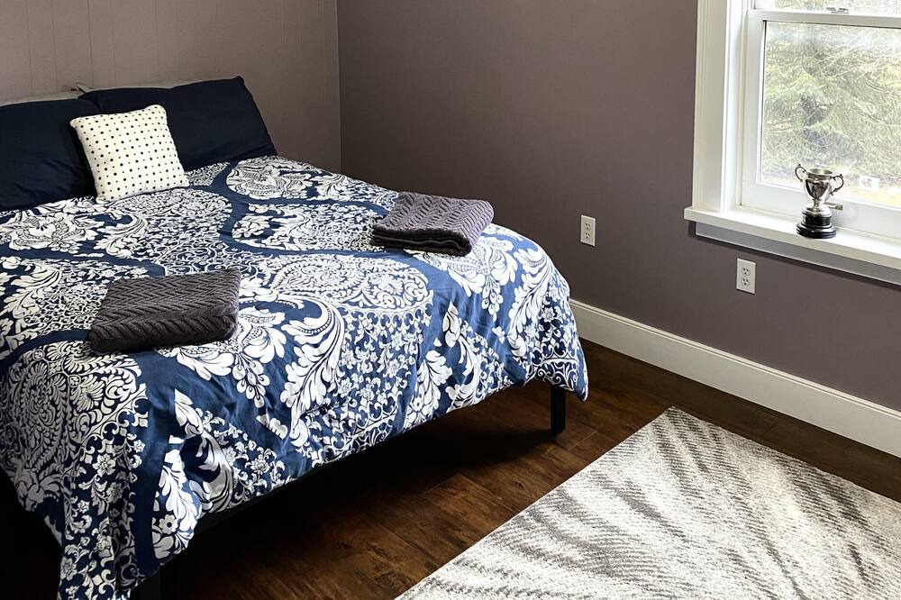 Photo of Bedroom in Mono