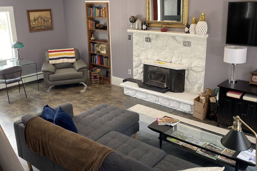 Photo of Livingroom in Mono