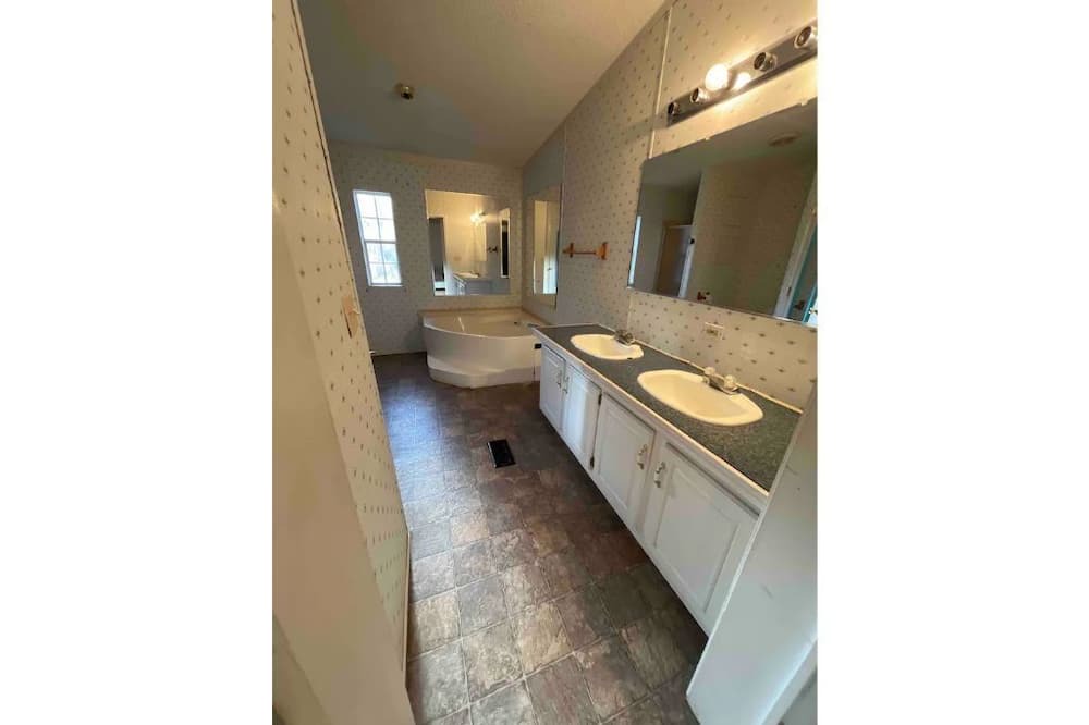 Photo of Bathroom in Elliott