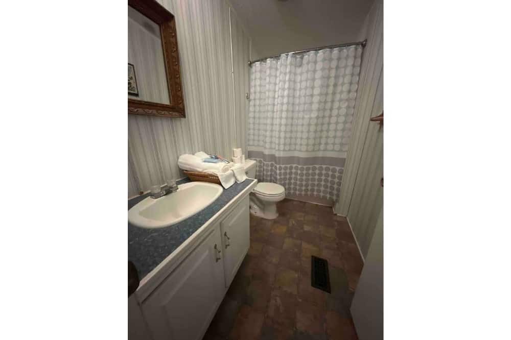 Photo of Bathroom in Elliott