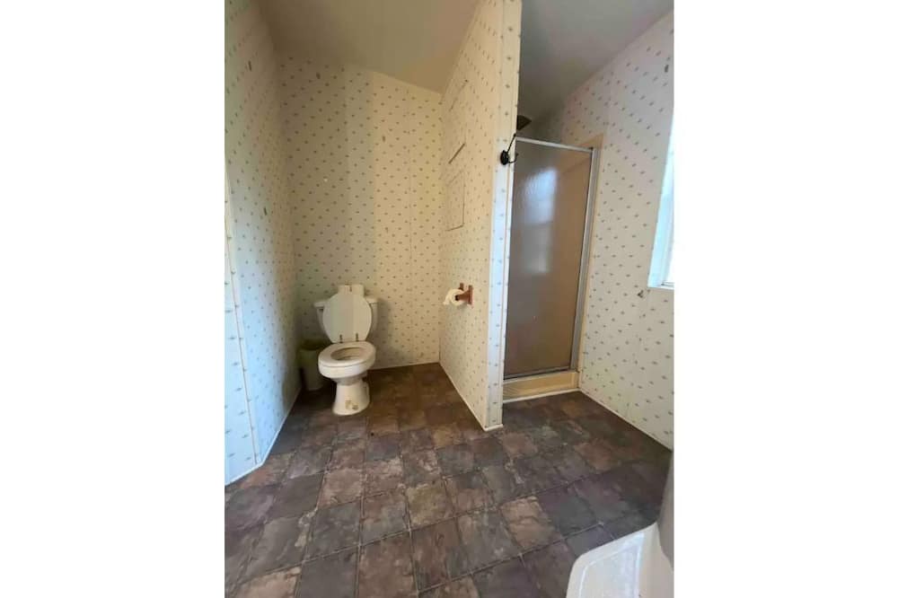 Photo of Bathroom in Elliott