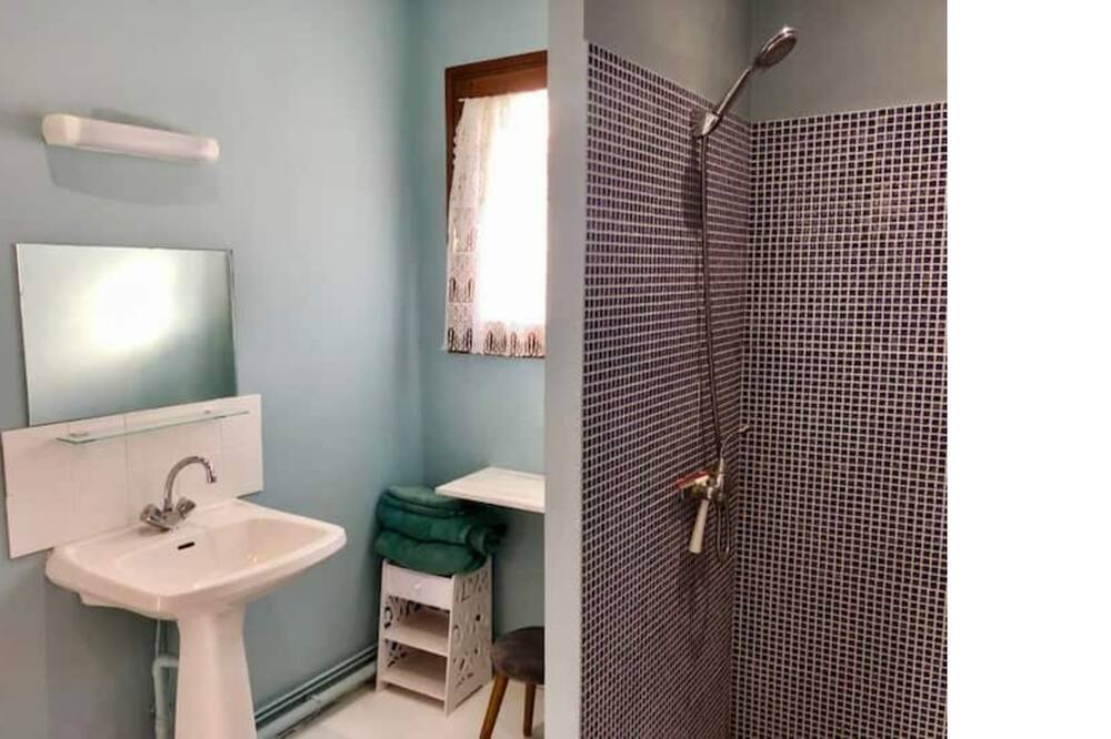 Photo of Bathroom in Parpecay