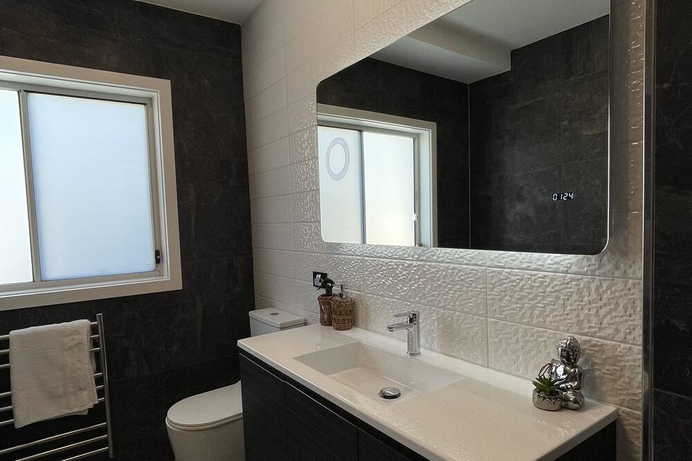 Photo of Bathroom in Redhead