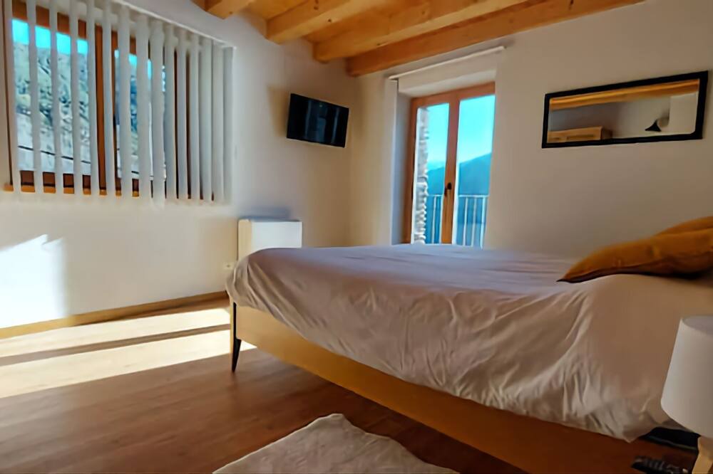 Photo of Bedroom in Llavorsi