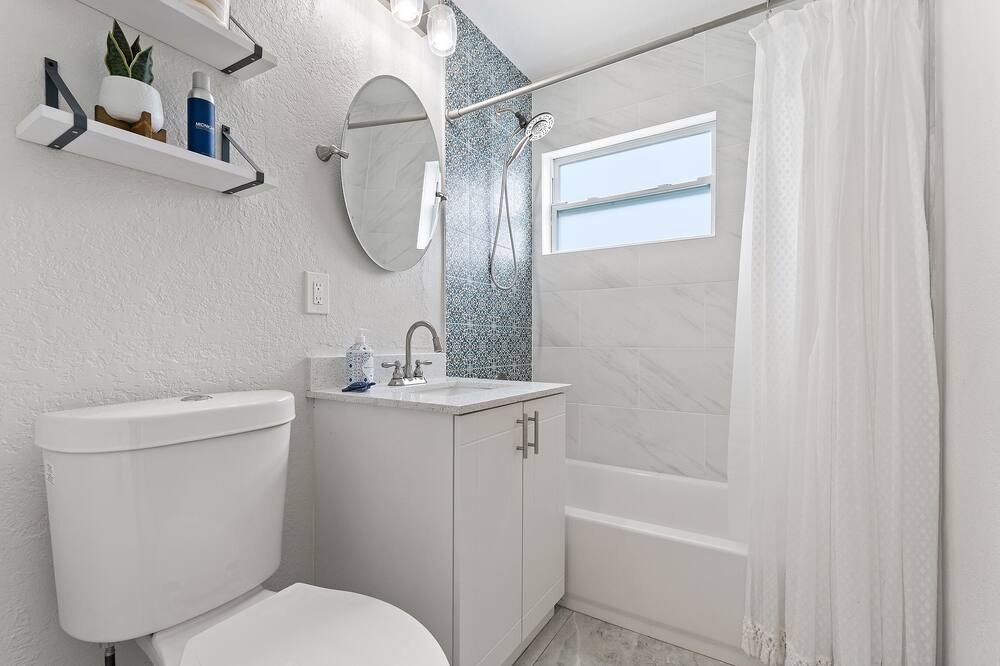 Photo of Bathroom in Lake Worth Corridor