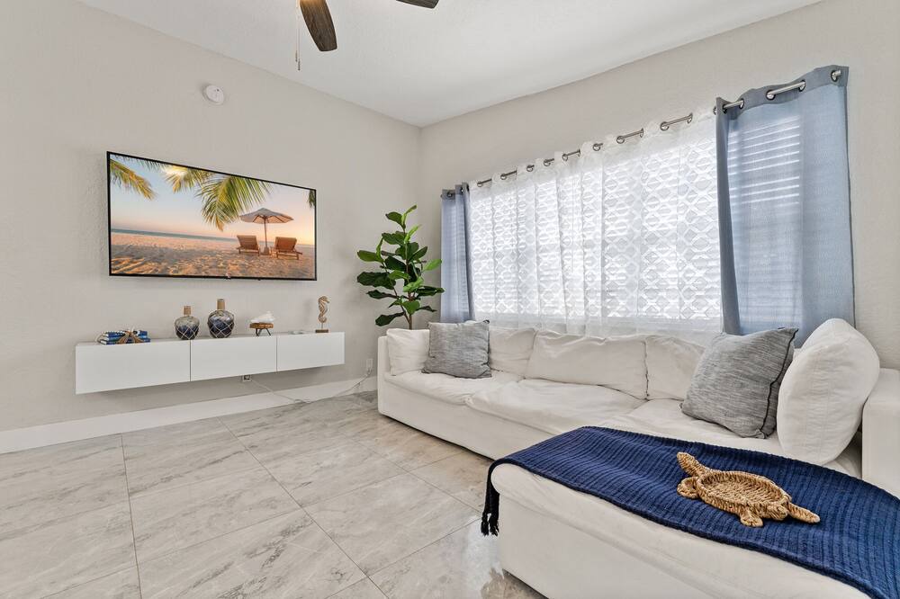 Photo of Livingroom in Lake Worth Corridor
