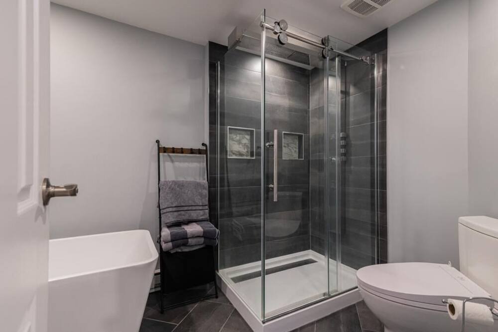 Photo of Bathroom in Pierrefonds-Roxboro
