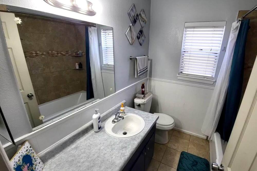 Photo of Bathroom in Harlandale