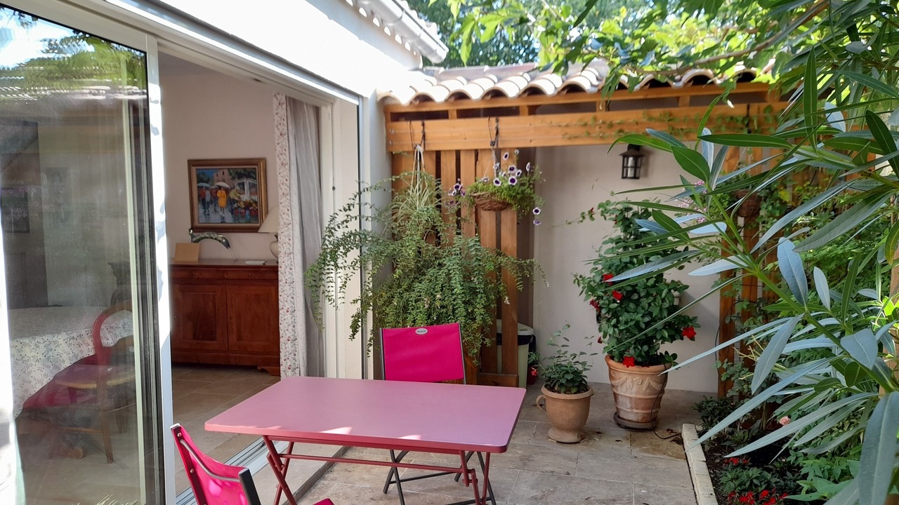 Photo of Outdoor in Jonquieres-Saint-Vincent