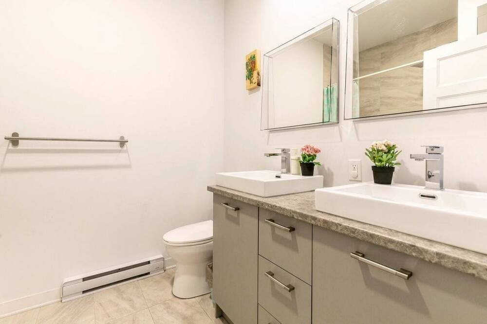 Photo of Bathroom in Longueuil