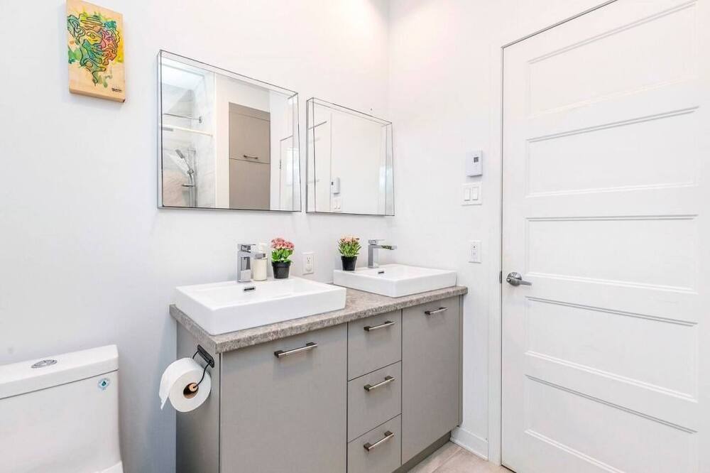 Photo of Bathroom in Longueuil