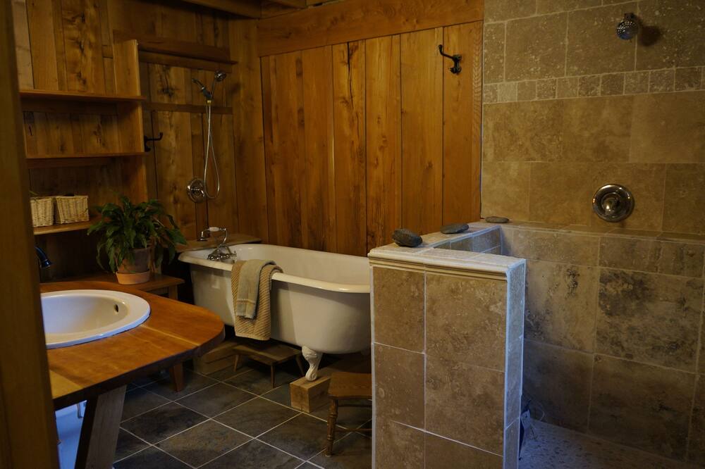 Photo of Bathroom in Maple City