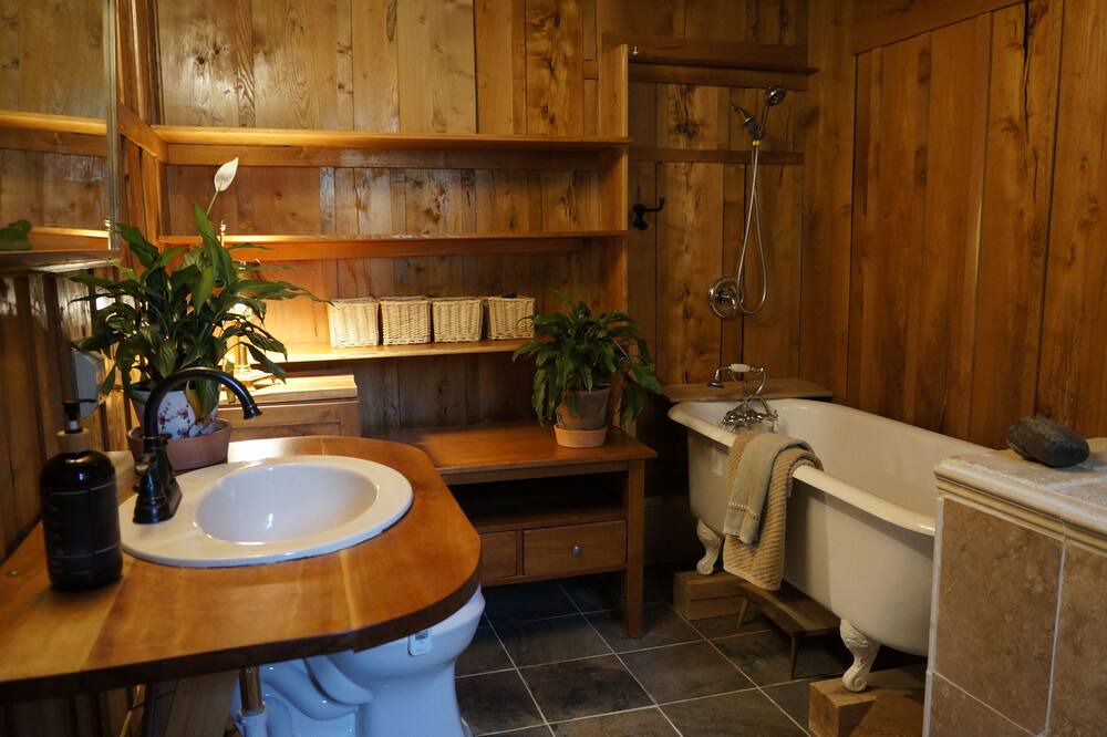 Photo of Bathroom in Maple City