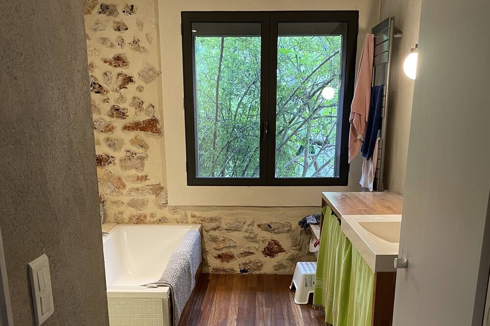 Photo of Bathroom in Vailhauques