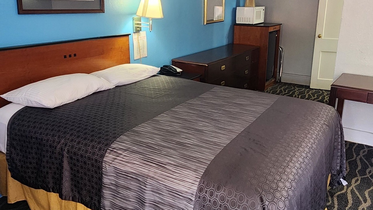 Photo of Bedroom in Elmwood Area