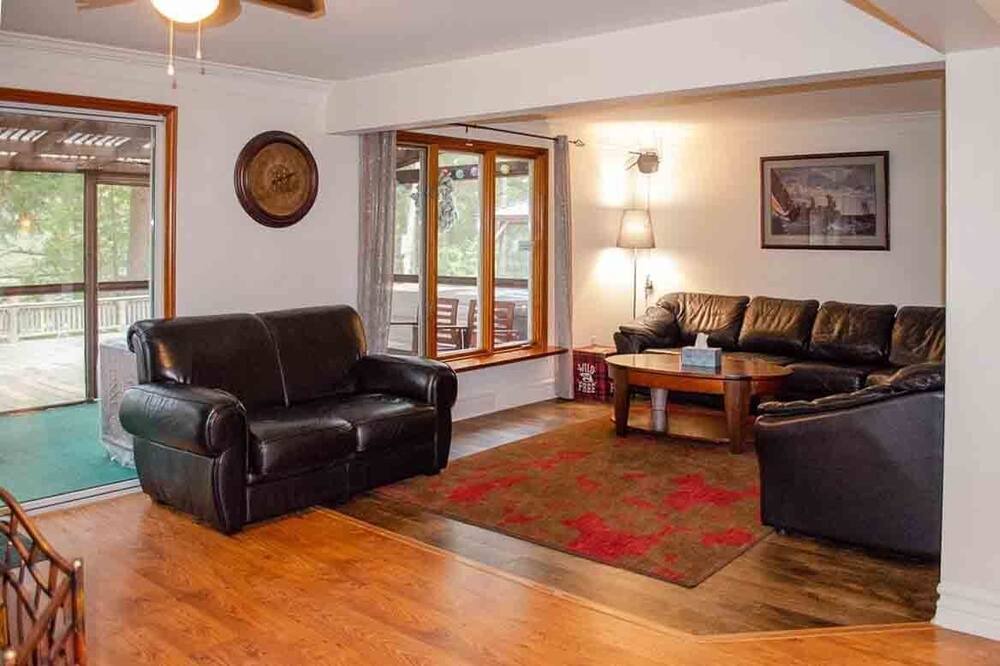 Photo of Livingroom in Irondale