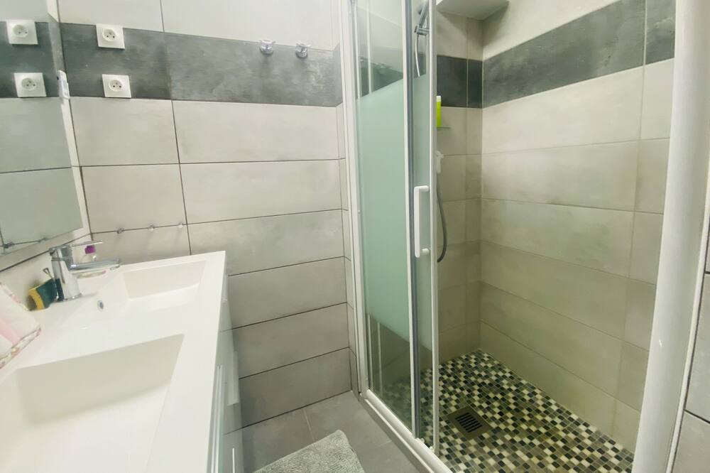 Photo of Bathroom in Le Grau-Du-Roi