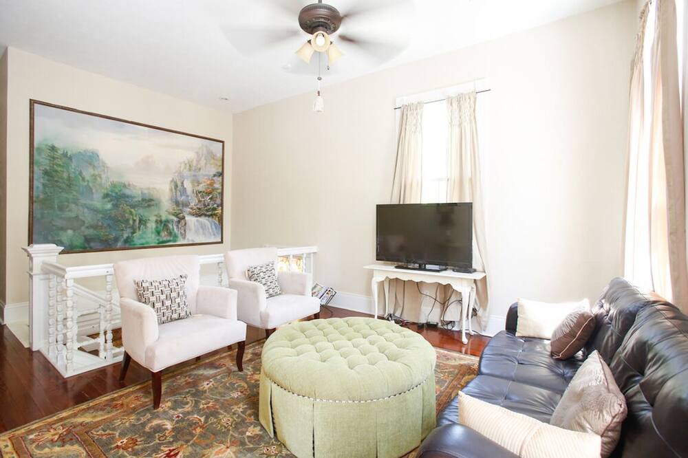 Photo of Livingroom in Esplanade Ridge