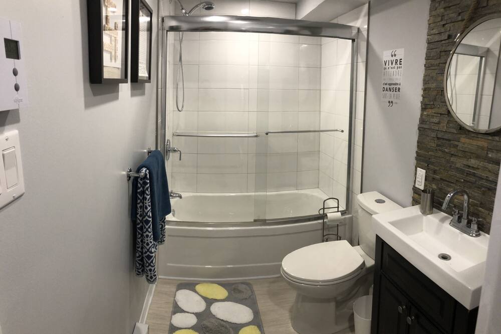 Photo of Bathroom in Laval-des-Rapides