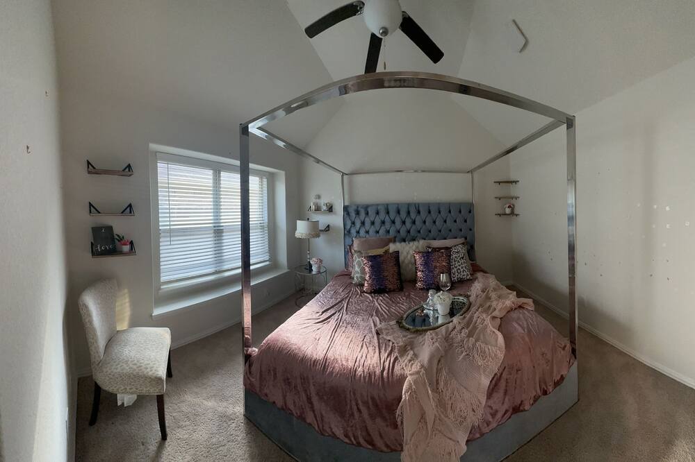 Photo of Bedroom in Iowa Colony