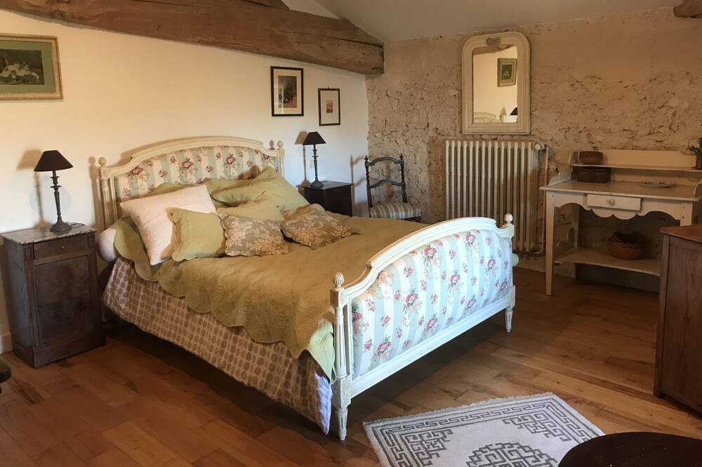 Photo of Bedroom in Montastruc