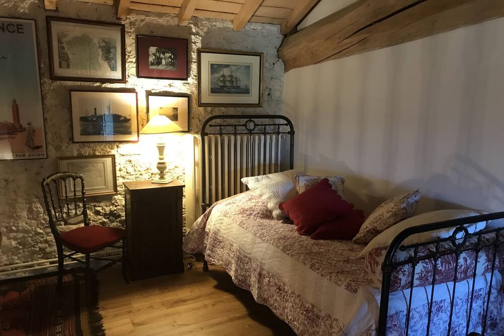 Photo of Bedroom in Montastruc