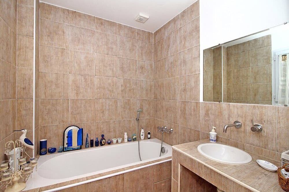 Photo of Bathroom in Tanneron