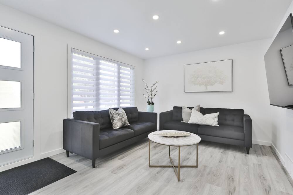 Photo of Livingroom in Fabreville